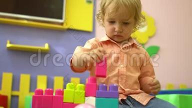 美丽的幼儿园可爱的幼儿在幼儿园玩多色积木。 儿童发展